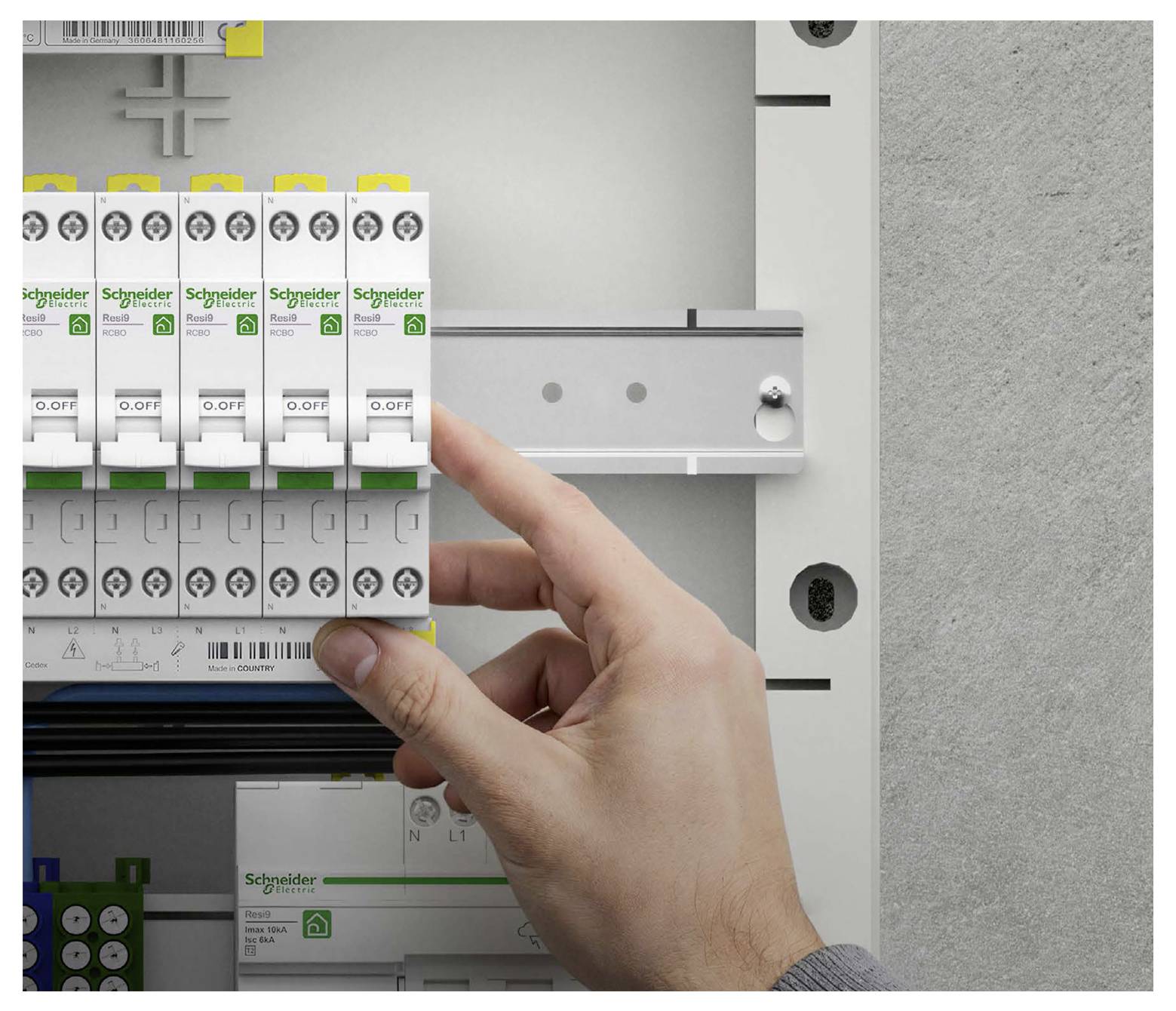 Hand, die einen Schneider Electric-Leistungsschalter in einem Schaltschrank ausschaltet.