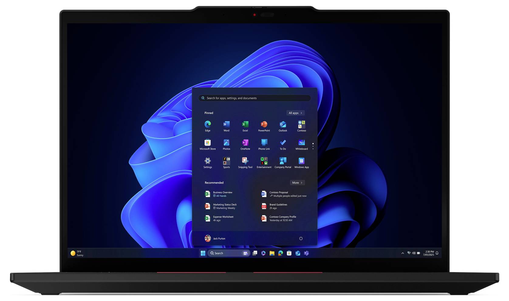 Laptop zeigt den Windows 11-Desktop mit dem geöffneten Startmenü über einer blauen abstrakten Tapete an.