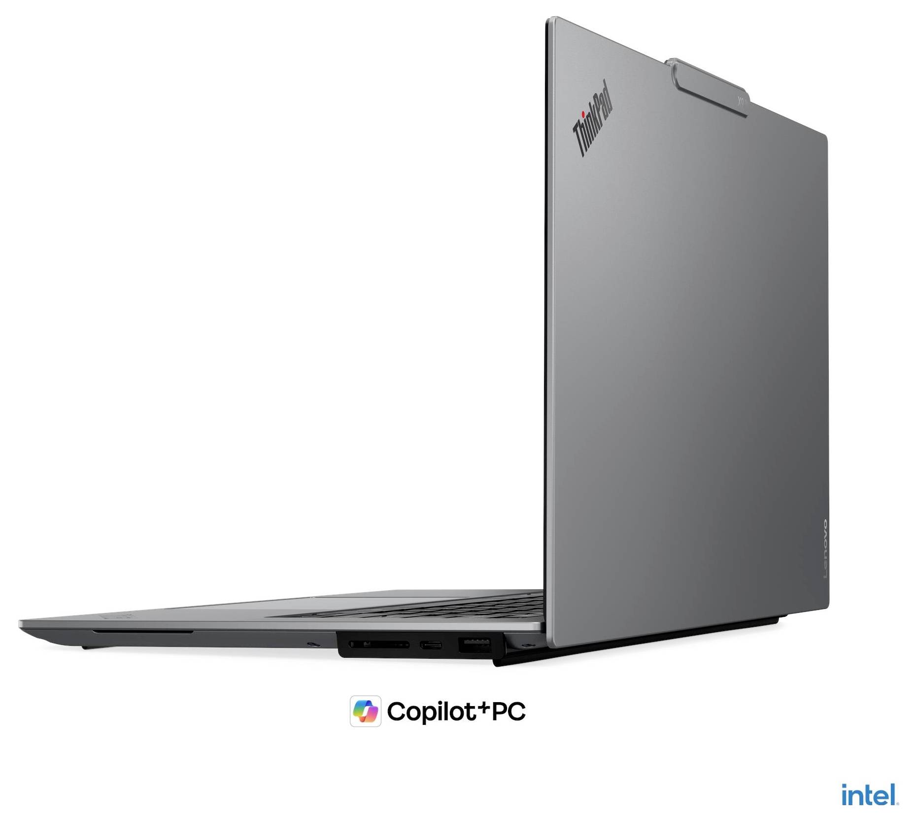 Seitenansicht eines schlanken grauen Laptops, der in einem rechten Winkel geöffnet ist, mit „Copilot+PC