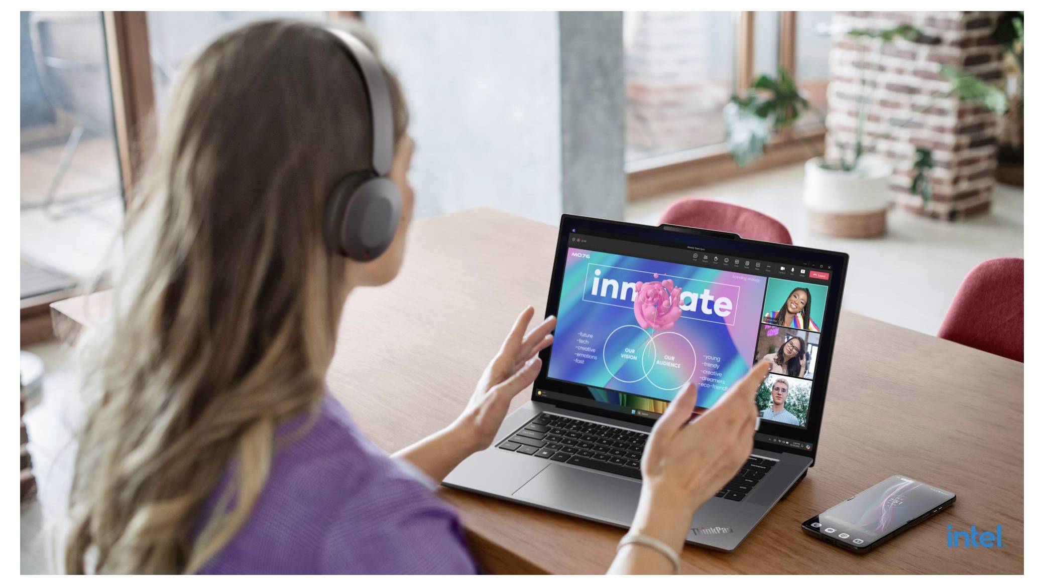 Frau mit Kopfhörern nimmt an einer Videokonferenz auf einem Laptop teil, auf dem „innovate
