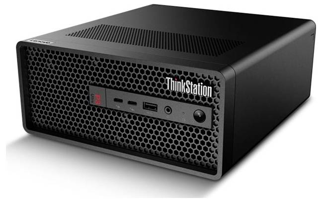 Schwarzer Lenovo ThinkStation Desktop-Computer-Turm in Dreiviertelperspektive, mit vorderer Belüftungsgitter und USB-, Audio- und Netzschalter-Anschlüssen.