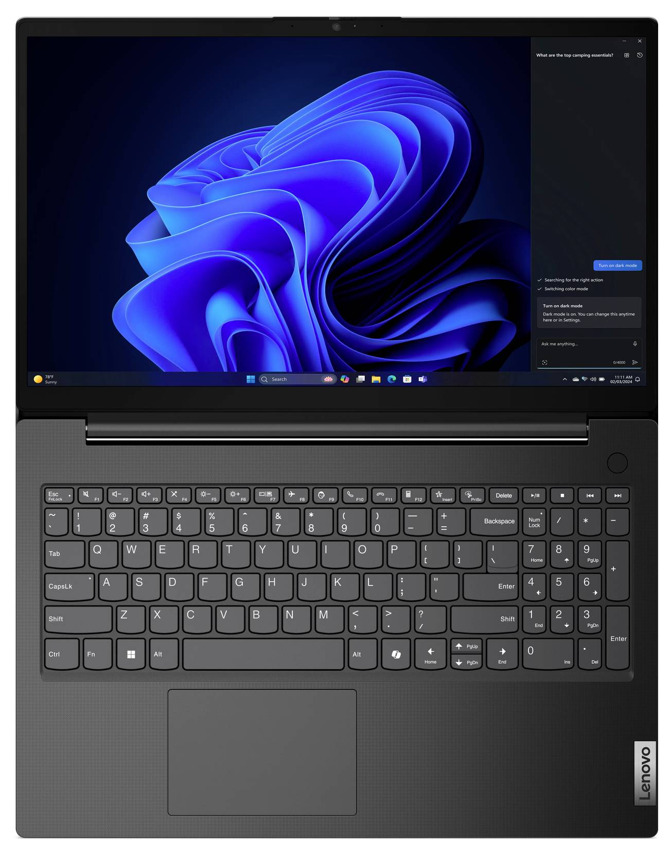 Schwarzer Lenovo-Laptop, offen gezeigt, mit Windows 11-Desktop auf dem Bildschirm und sichtbarer Tastatur und Touchpad.