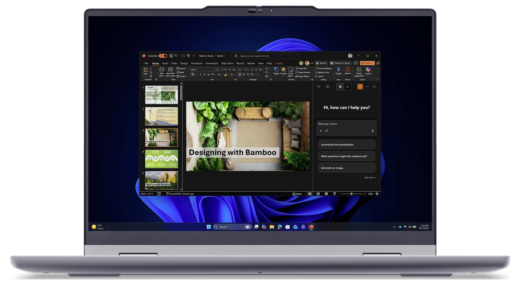 Ein Laptop, der einen Präsentationseditor mit einer Folie mit dem Titel „Designing with Bamboo