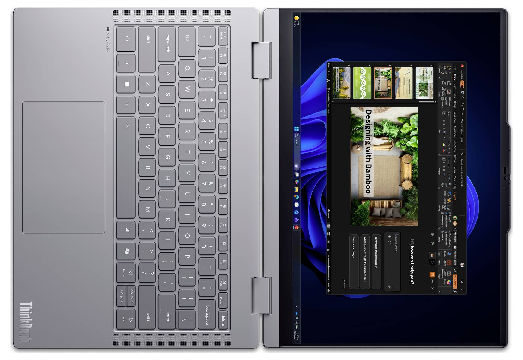 Ein grauer Lenovo ThinkPad-Laptop, der aufgeklappt dargestellt ist und eine Videobearbeitungs-App auf dem Bildschirm anzeigt, mit einem Projekt mit dem Titel „Do something with Bamboo