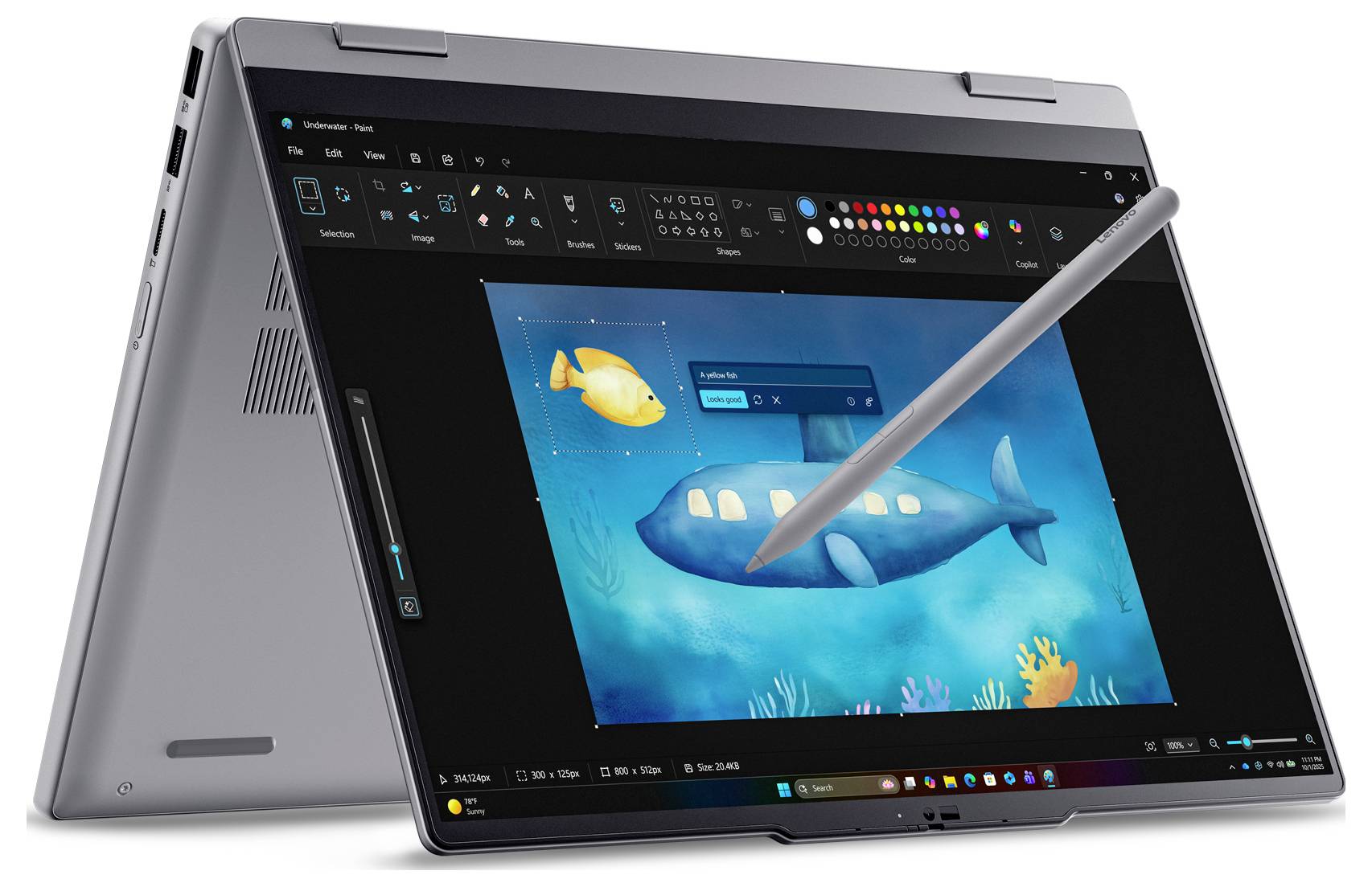Seitenansicht eines geschlossenen schwarzen Laptops, die das dünne Profil zeigt, mit Anschlüssen und Lüftungsschlitzen, die entlang der hinteren Kante sichtbar sind.