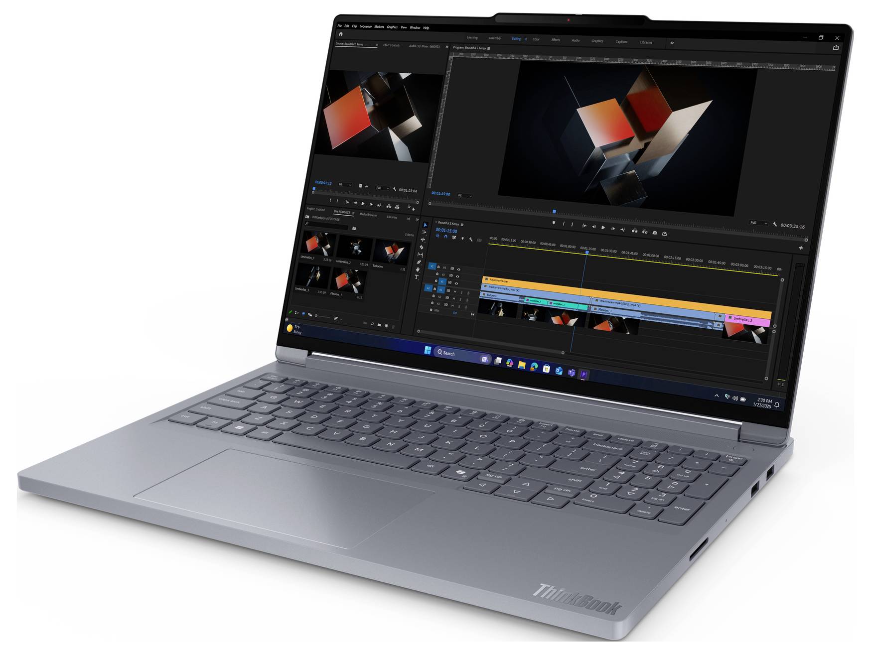 Silberner Laptop, der Videobearbeitungssoftware mit zwei Vorschaufenstern und einer Mehrspuren-Timeline auf dem Bildschirm anzeigt.