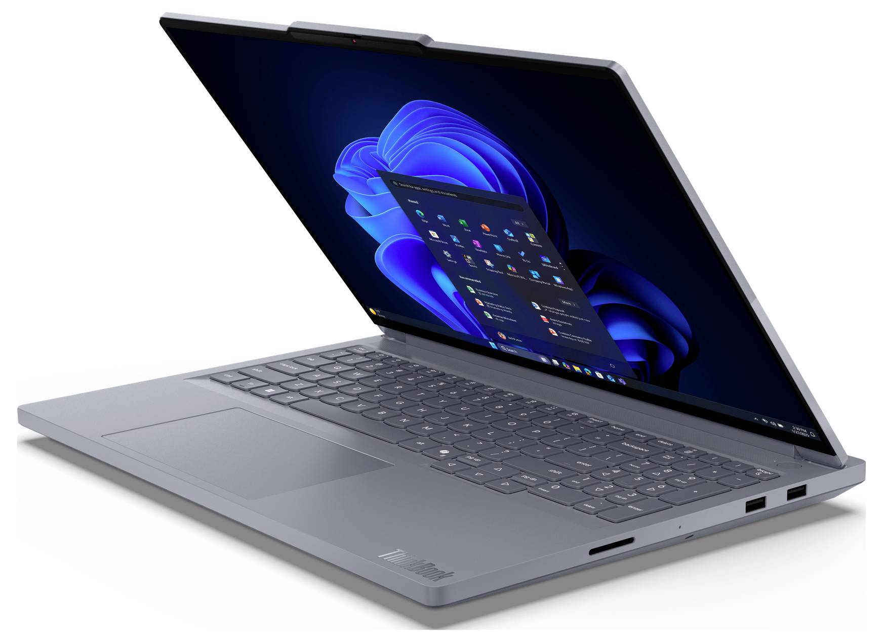 Silberner Laptop in schräger Position geöffnet, zeigt einen Windows 11-Desktop auf dem Bildschirm und eine vollständige Tastatur mit großem Touchpad.