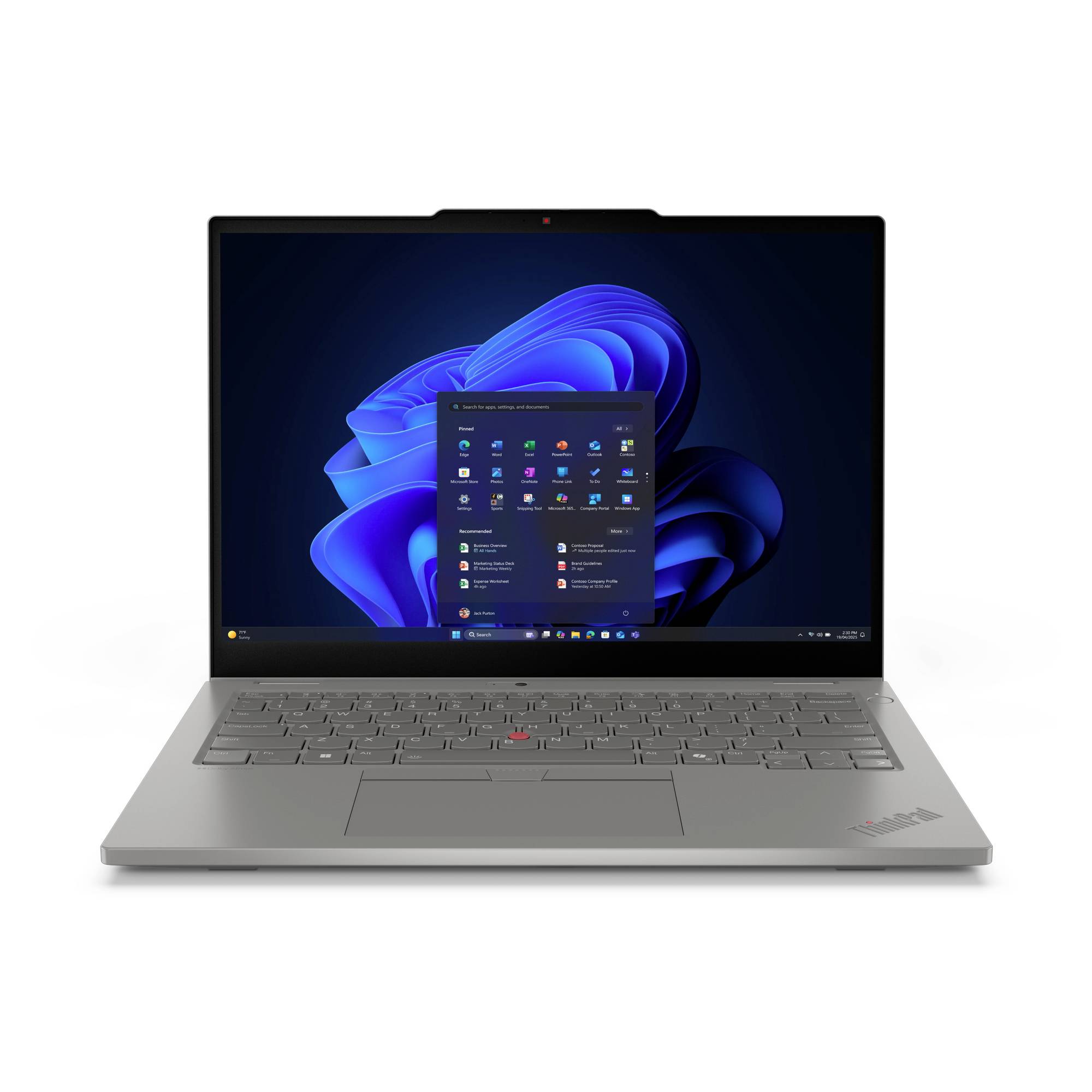 Grauer Lenovo-Laptop offen auf weißem Hintergrund, auf dem Bildschirm werden der Windows 11-Desktop und das Startmenü angezeigt.