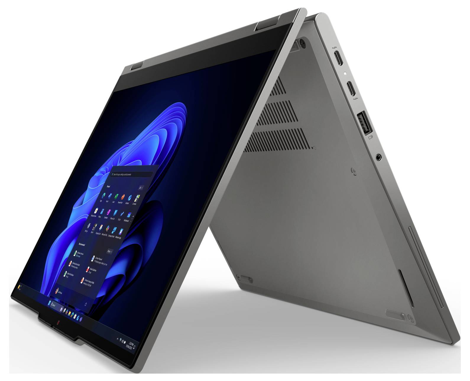 Silberner aufgeklappter Lenovo-Laptop in schrägem Winkel, auf dem Desktop von Windows 11 und das Startmenü angezeigt werden.
