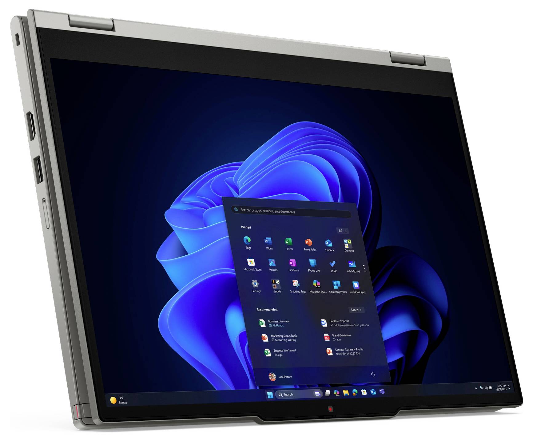 Seitenansicht eines geschlossenen grauen Laptops, die das dünne Profil, die Anschlüsse und einen erhöhten Sockelbereich zeigt.