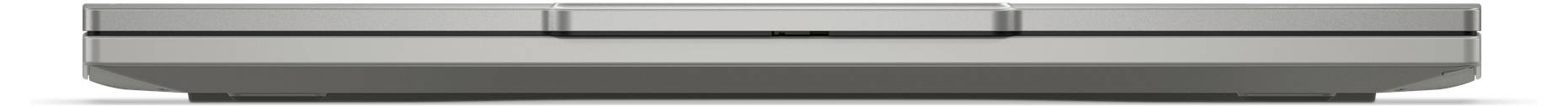 Nahaufnahme der Seitenkante eines silbernen Laptops oder Geräts, die ein dünnes Profil und Details der geschichteten Gehäusestruktur zeigt.