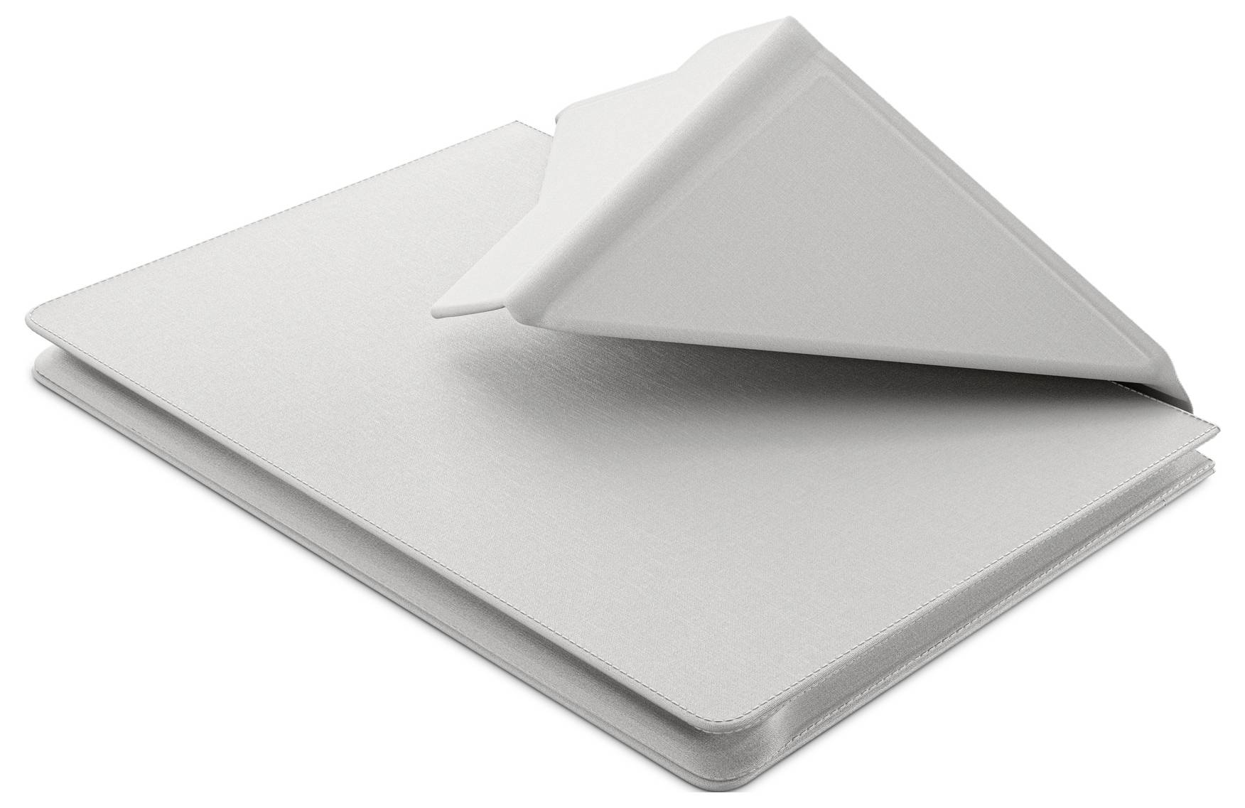 Weißer Laptop mit teilweise geöffnetem Deckel, der ein schlankes, minimalistisches Gerät auf einfachem Hintergrund zeigt.