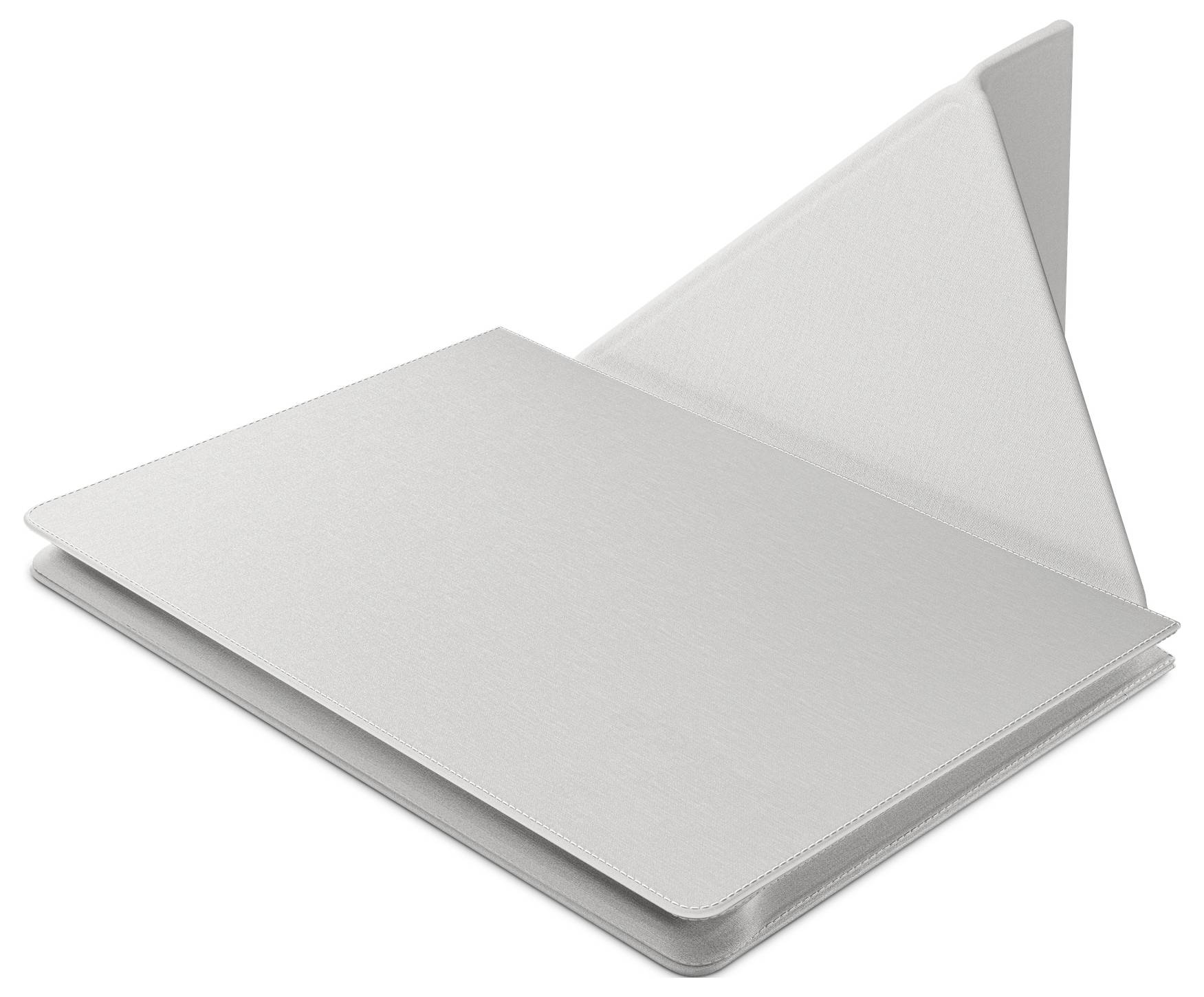 Geschlossener silberner Laptop mit teilweise geöffnetem Deckel, gezeigt auf einem einfachen weißen Hintergrund.