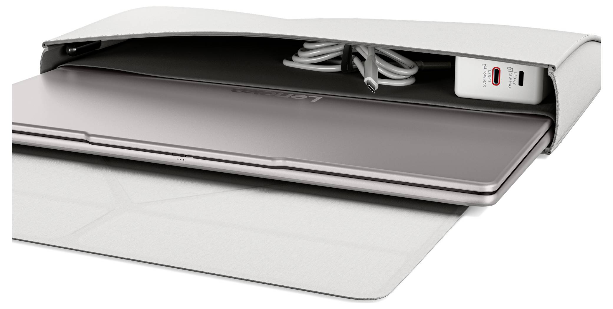 Ein Laptop, der teilweise in eine schlanke Transporttasche oder ein Etui eingeführt ist, mit einem gefalteten Kabel, das in der Öffnung sichtbar ist.