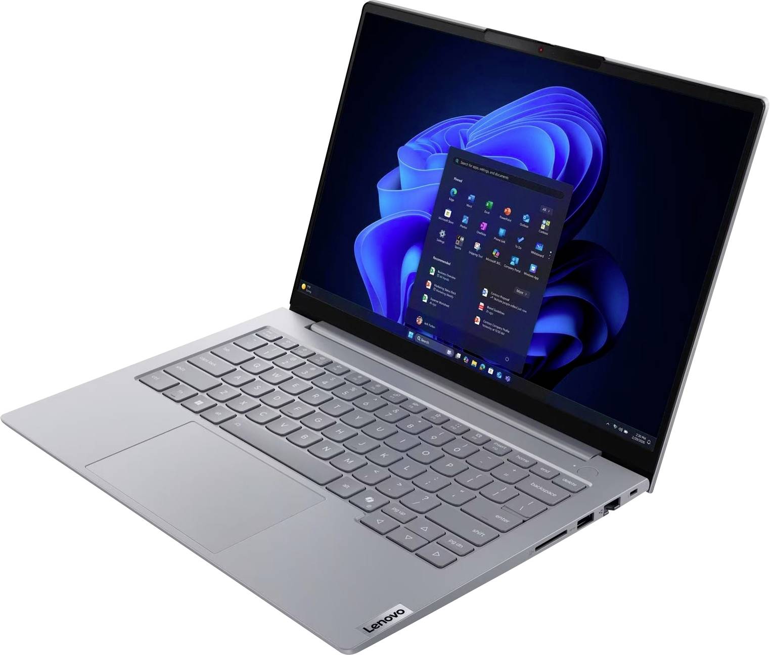 Silberner Lenovo-Laptop offen mit Windows 11-Desktop und Startmenü auf dem Bildschirm, auf weißem Hintergrund angezeigt.