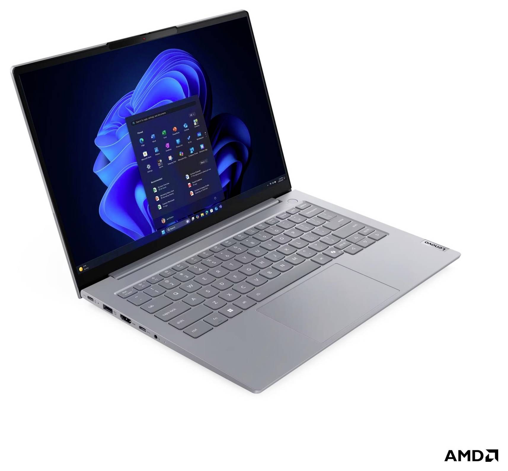 Silberner Lenovo-Laptop auf weißem Hintergrund, der den Windows 11-Desktop auf seinem Bildschirm und das AMD-Logo in der Ecke anzeigt.