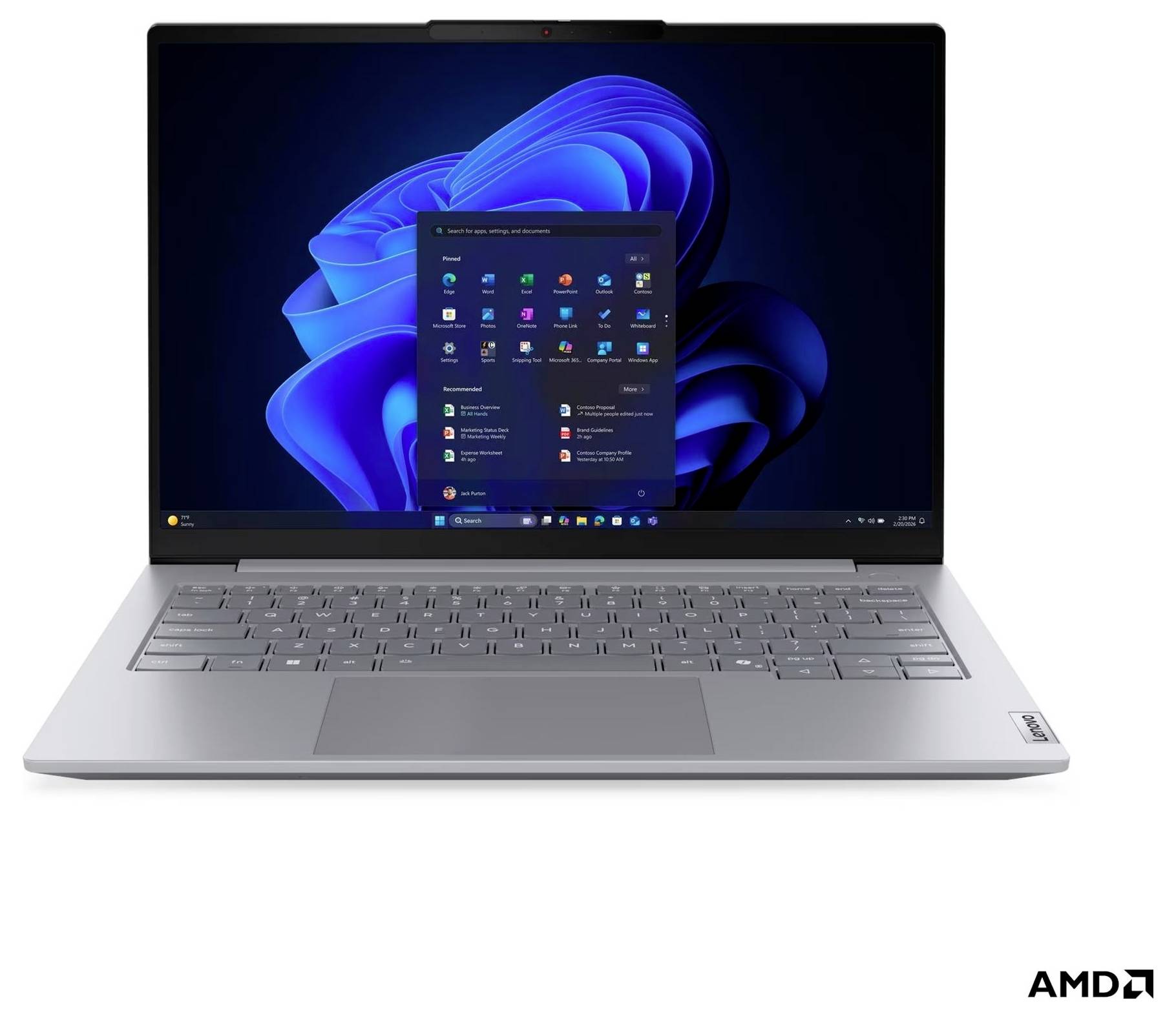 Silberner Laptop, der den Windows 11-Desktop mit geöffnetem Startmenü gegen eine blaue abstrakte Tapete zeigt, auf weißem Hintergrund mit AMD-Logo in der Ecke.