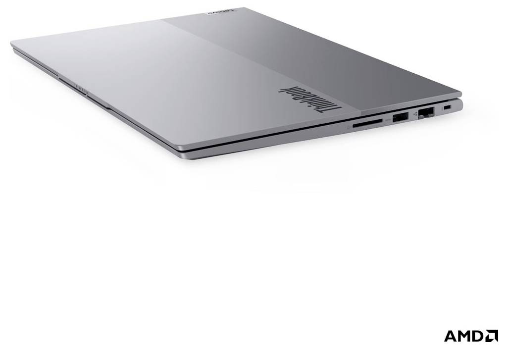 Schlanker silberner Laptop, geschlossen in der Draufsicht von oben rechts dargestellt, mit AMD-Logo in der unteren rechten Ecke.