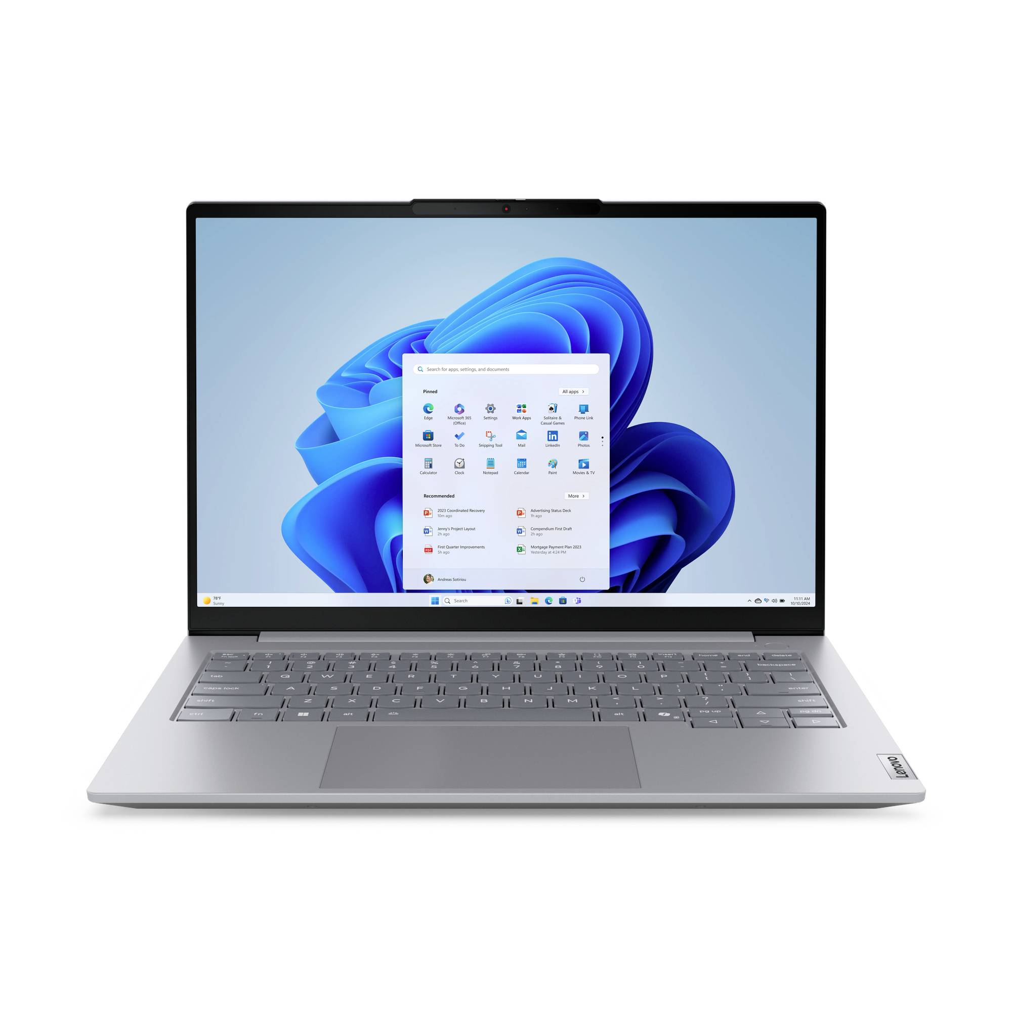 Silberner Laptop mit Windows 11 Desktop und geöffnetem Startmenü auf blauer abstrakter Tapete.