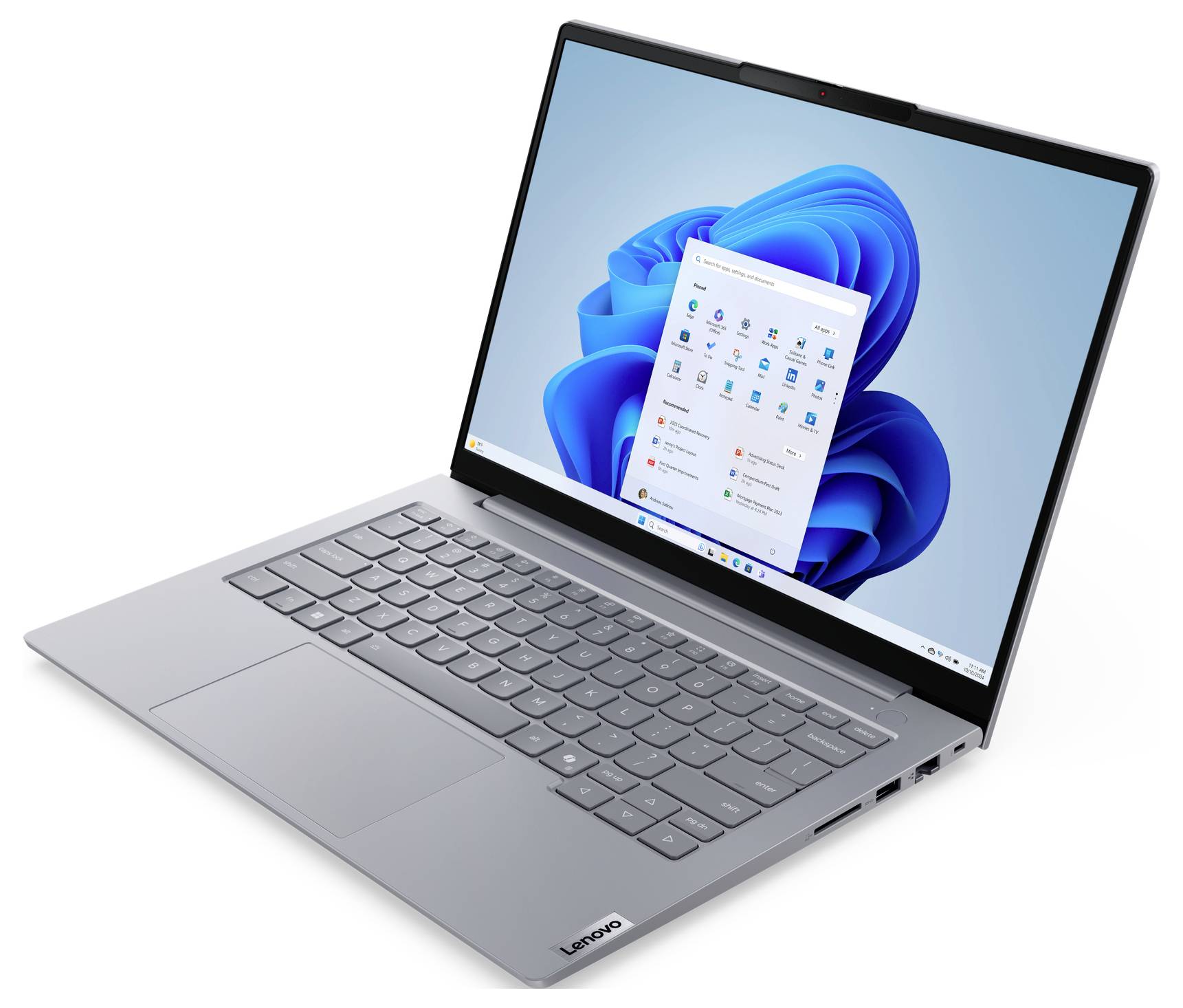 Silberner Lenovo-Laptop, der in einem Winkel geöffnet angezeigt wird und das Windows 11-Desktop- und Startmenü auf dem Bildschirm anzeigt.