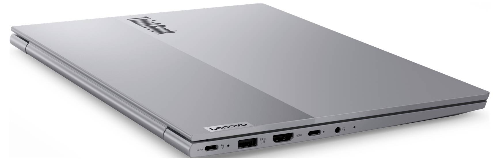 Geschlossenes silberfarbenes Lenovo-Laptop aus einem Winkel fotografiert, das das schlanke, dünne Design und die Anschlüsse auf der Vorderseite betont.