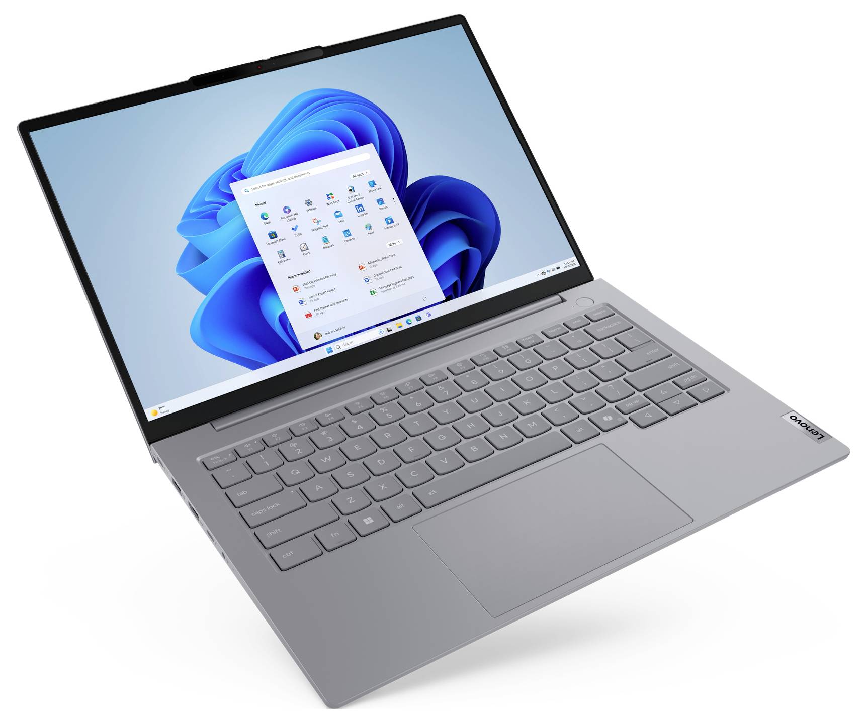 Silberner Laptop, der den Windows 11-Desktop mit geöffnetem Startmenü auf weißem Hintergrund zeigt.