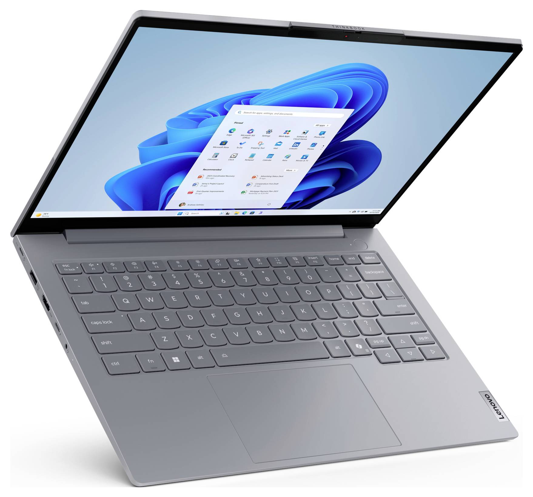 Grauer Lenovo-Laptop in schräger Position geöffnet, auf dem Bildschirm ist ein Windows-11-Desktop sichtbar.