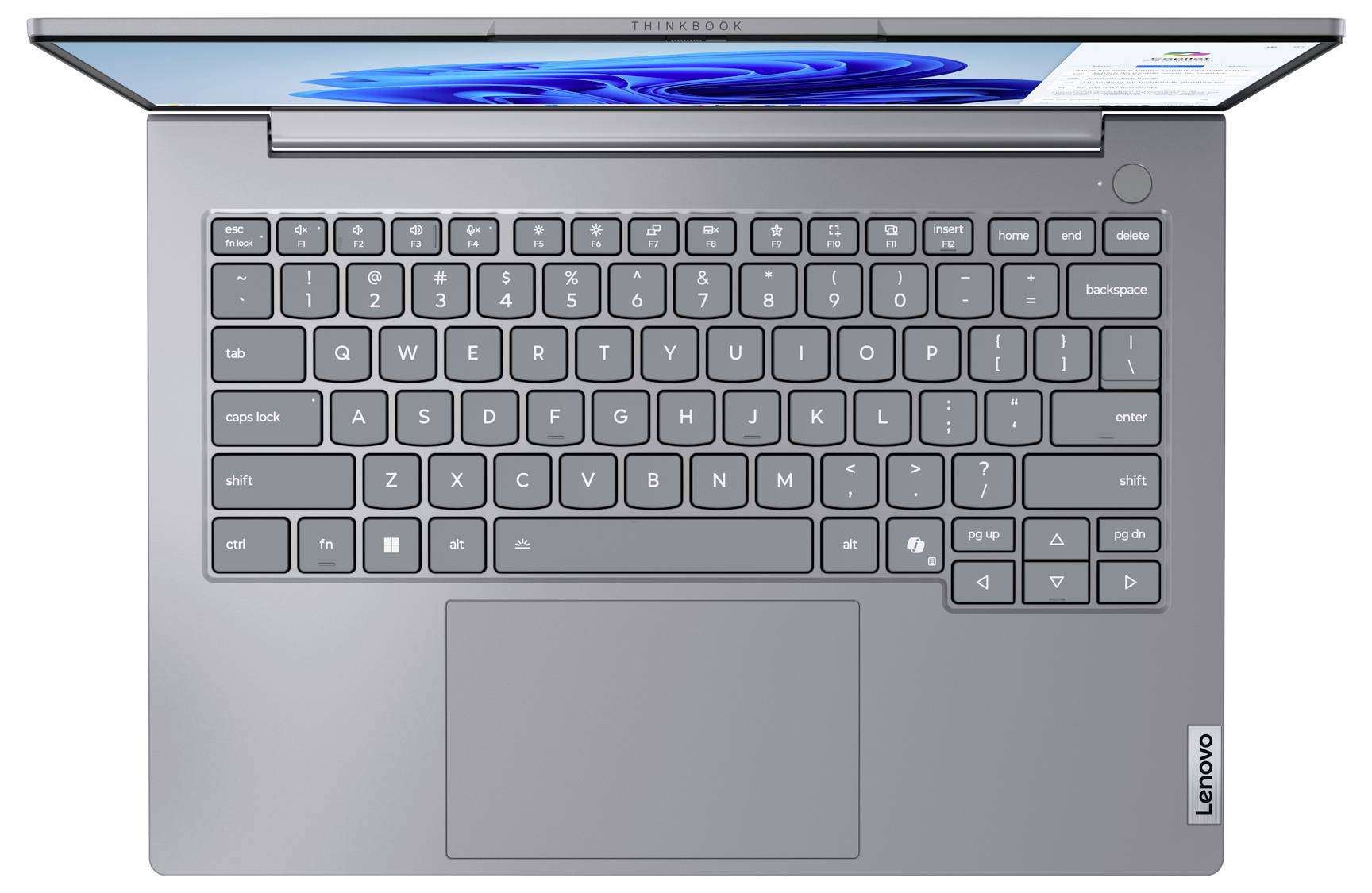 Draufsicht auf einen Lenovo-Laptop mit geöffnetem Bildschirm, zeigt eine hintergrundbeleuchtete Tastatur, großes Touchpad und Netzschalter in der oberen rechten Ecke.