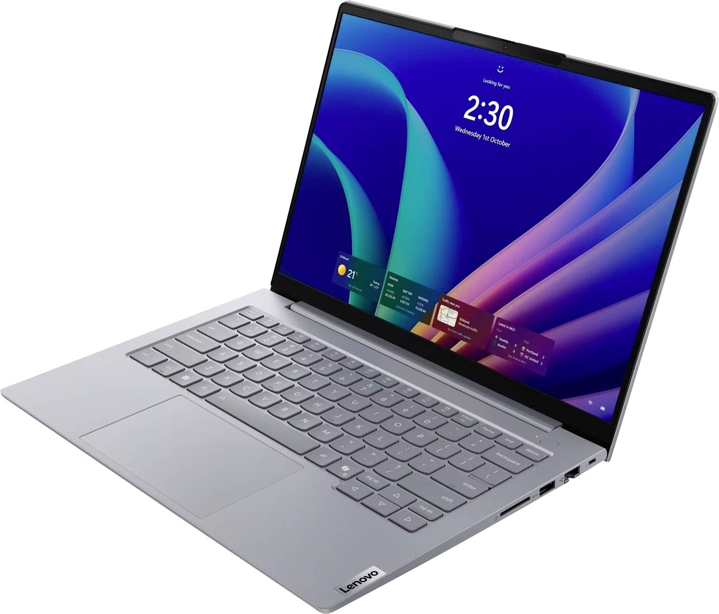 Silberner Lenovo-Laptop in einem Winkel geöffnet, zeigt einen Windows-Desktop mit einer Uhr, die 2:30 Uhr anzeigt, auf dem Bildschirm.
