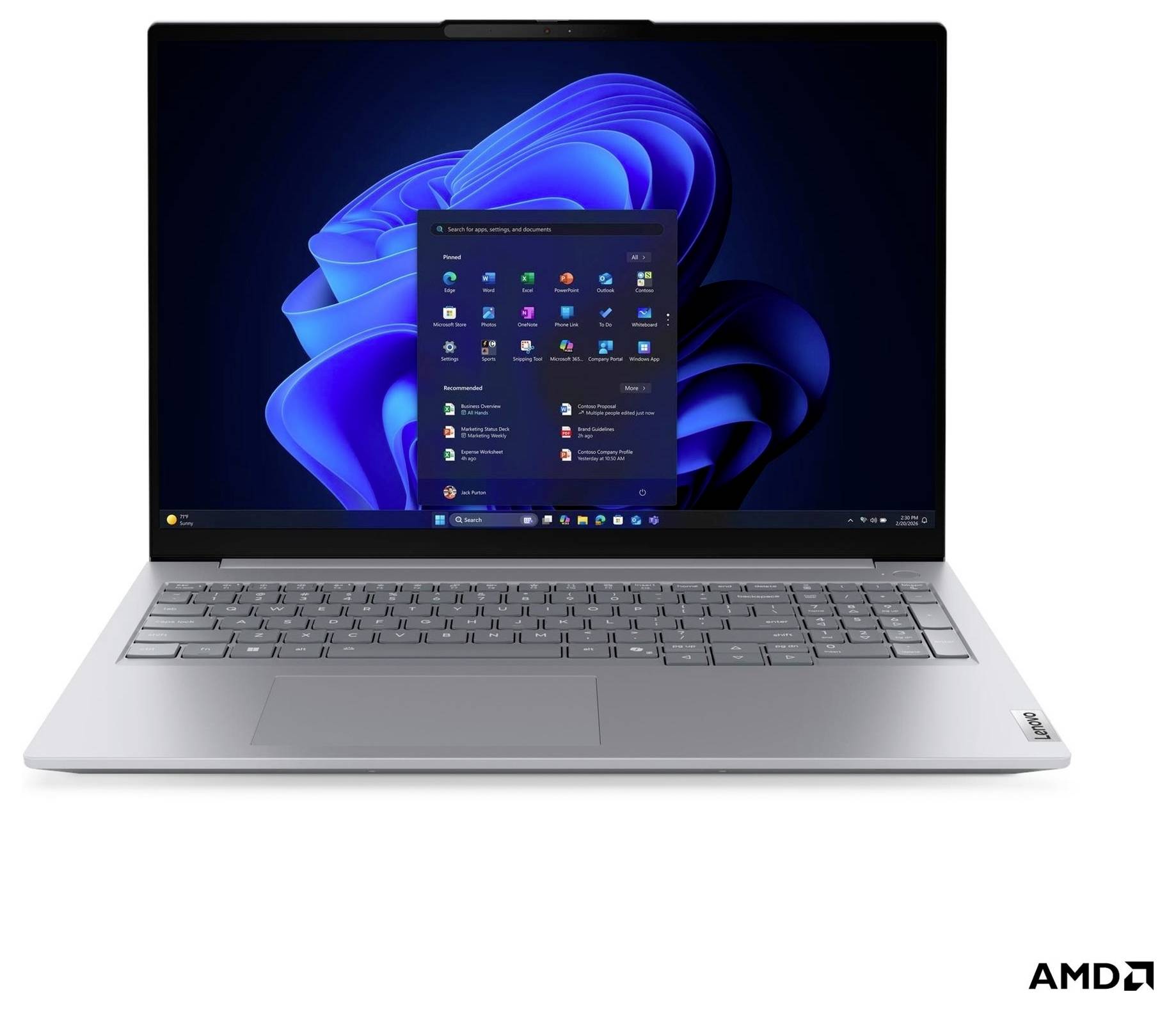 Silberner Laptop mit Windows 11-Desktop und geöffnetem Startmenü auf weißem Hintergrund mit AMD-Logo in der Ecke.