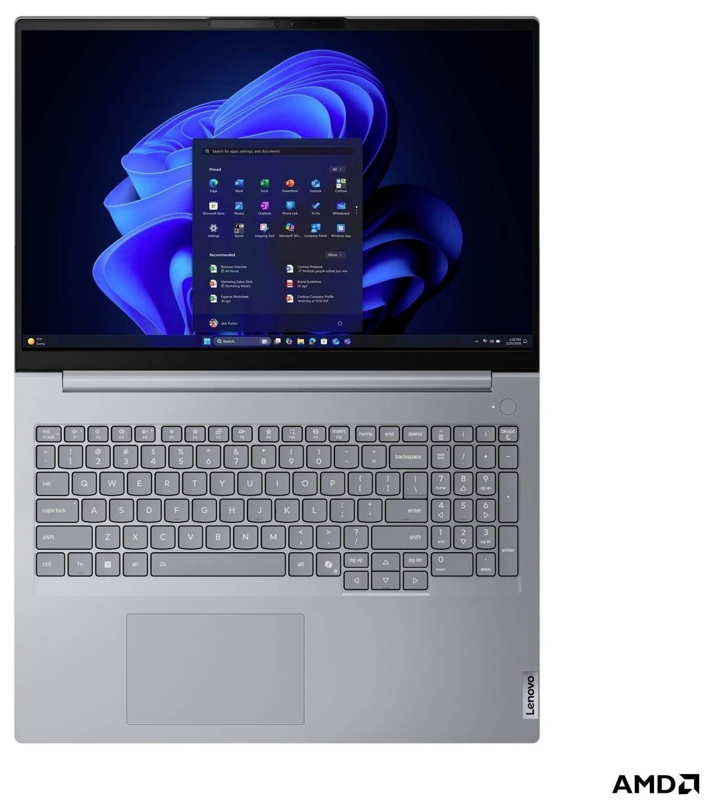 Silberner Lenovo-Laptop mit geöffnetem Windows 11-Startmenü auf dem Bildschirm, Vorderansicht mit vollständiger Tastatur und Touchpad; AMD-Logo in der Ecke.