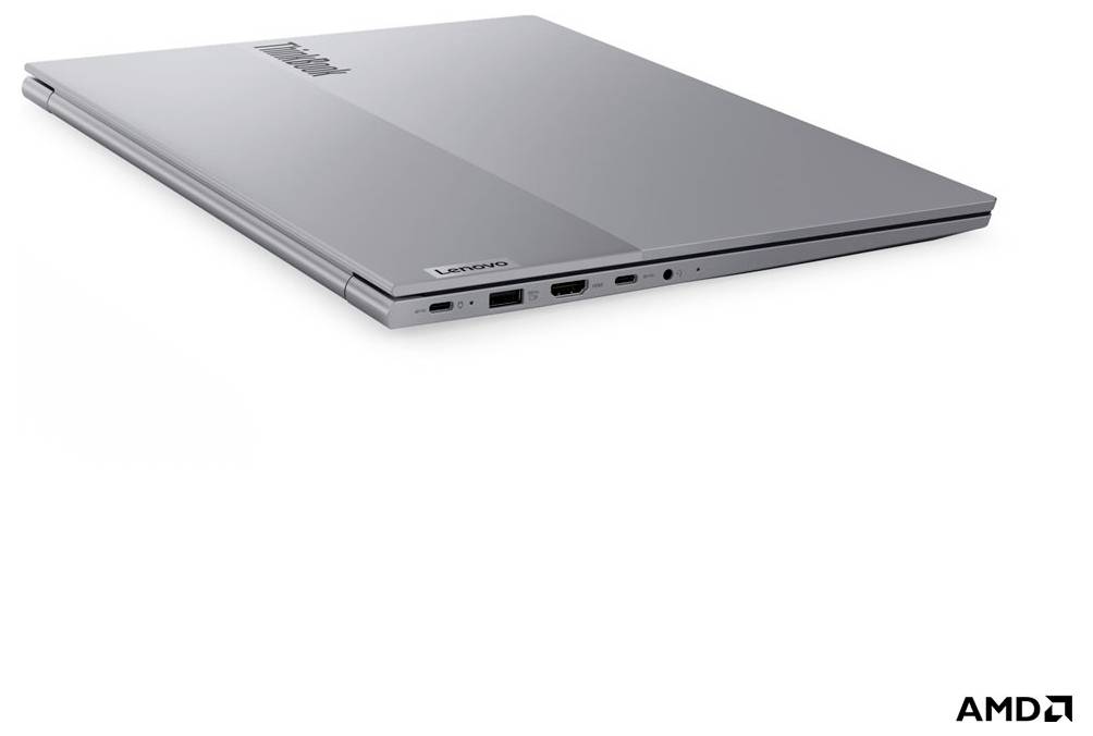 Geschlossener silberner Laptop, der in einem Winkel auf weißem Hintergrund angezeigt wird, mit sichtbaren Seitenports und AMD-Branding.