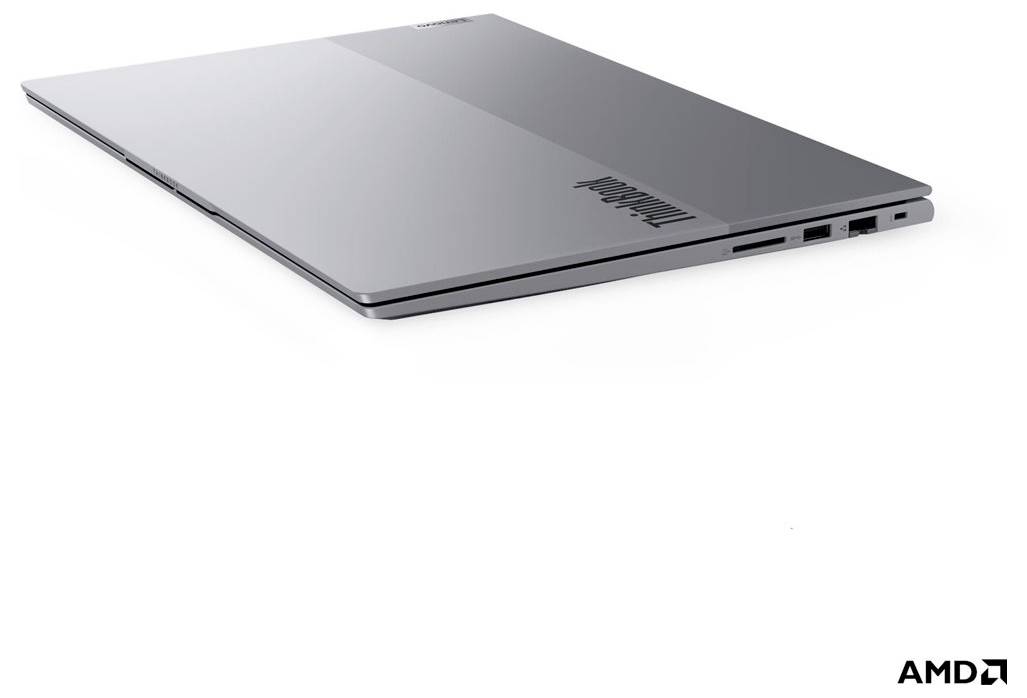 Silberner Lenovo-Laptop in geschlossenem Zustand, gezeigt in Dreiviertelsicht von oben, mit sichtbaren Seitenports und AMD-Logo in der unteren rechten Ecke.