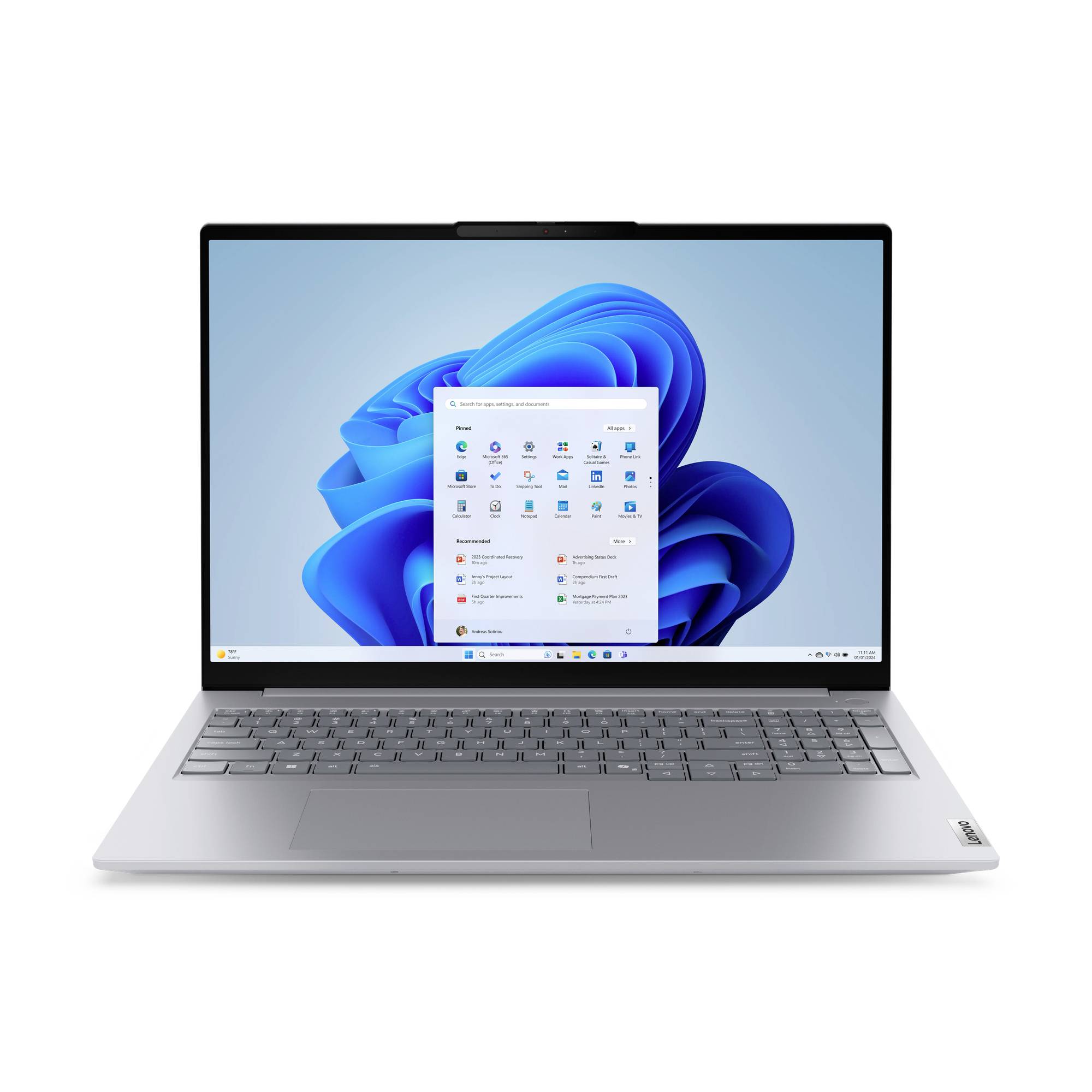 Silberner Laptop, der einen Windows 11-Desktop mit geöffnetem Startmenü auf einer blauen abstrakten Tapete anzeigt.