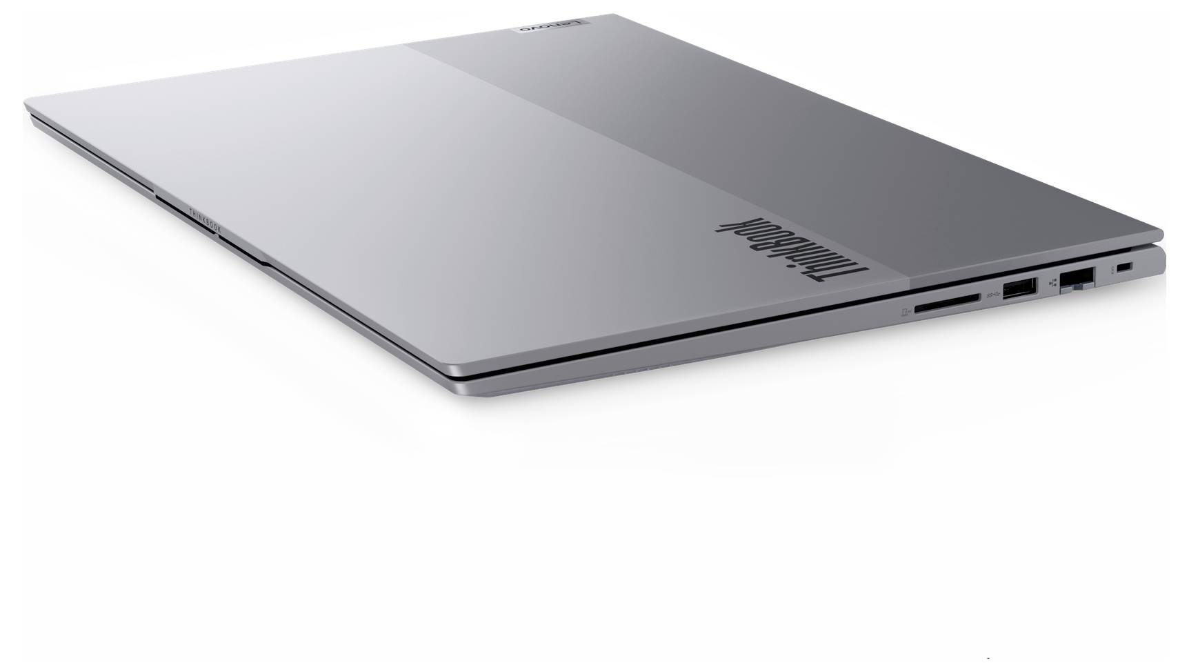 Geschlossener silberner Lenovo-Laptop, schräg von oben fotografiert, auf weißem Hintergrund.