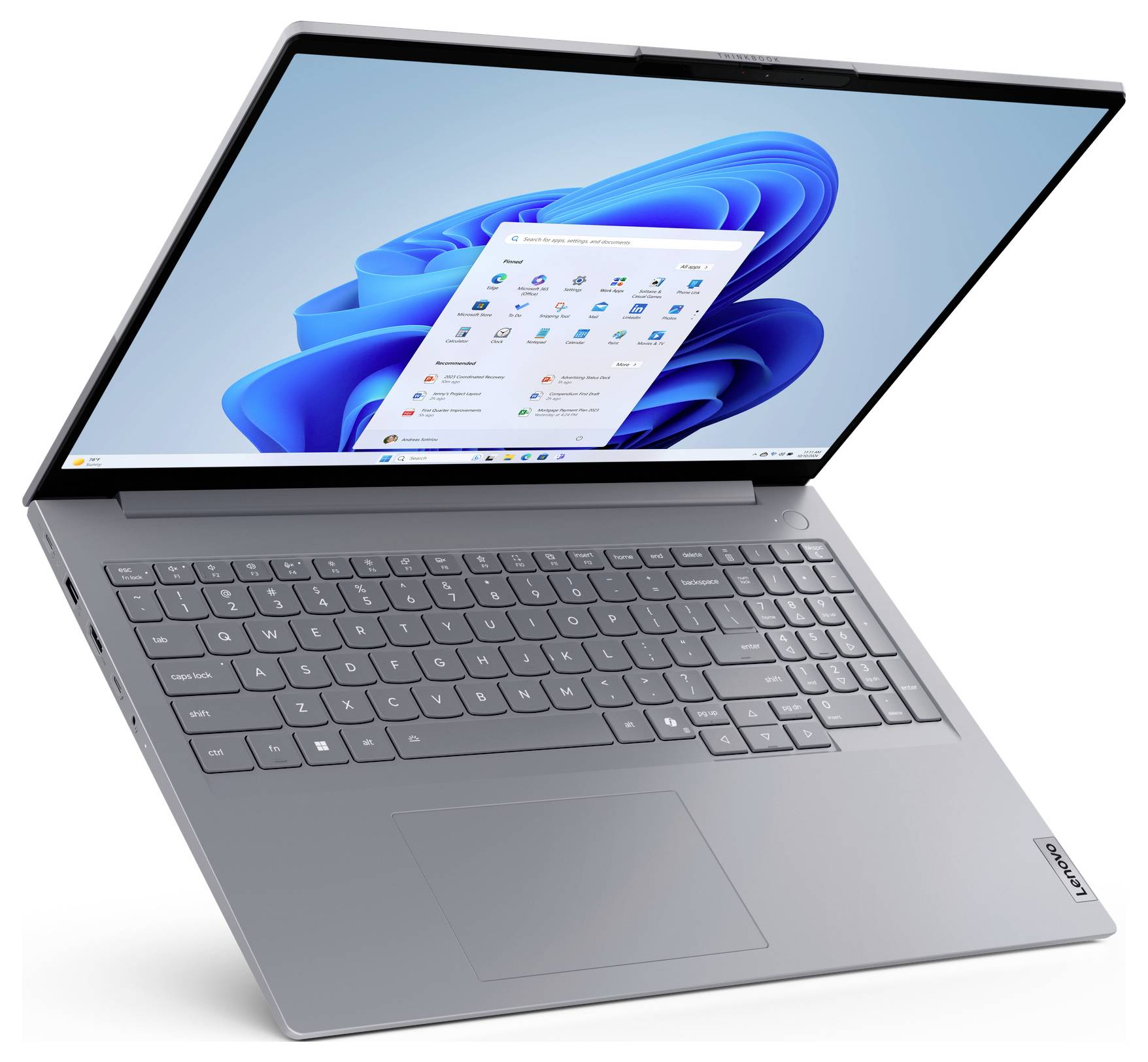 Grauer Lenovo-Laptop in einem Winkel geöffnet, zeigt den Windows 11-Desktop und das zentrierte Startmenü auf dem Bildschirm.