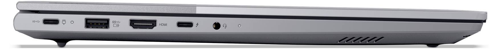 Seitenansicht eines silbernen geschlossenen Laptops, die linke Kante mit Anschlüssen, Lüftungsschlitzen und einem Laufwerk-Schacht zeigend.