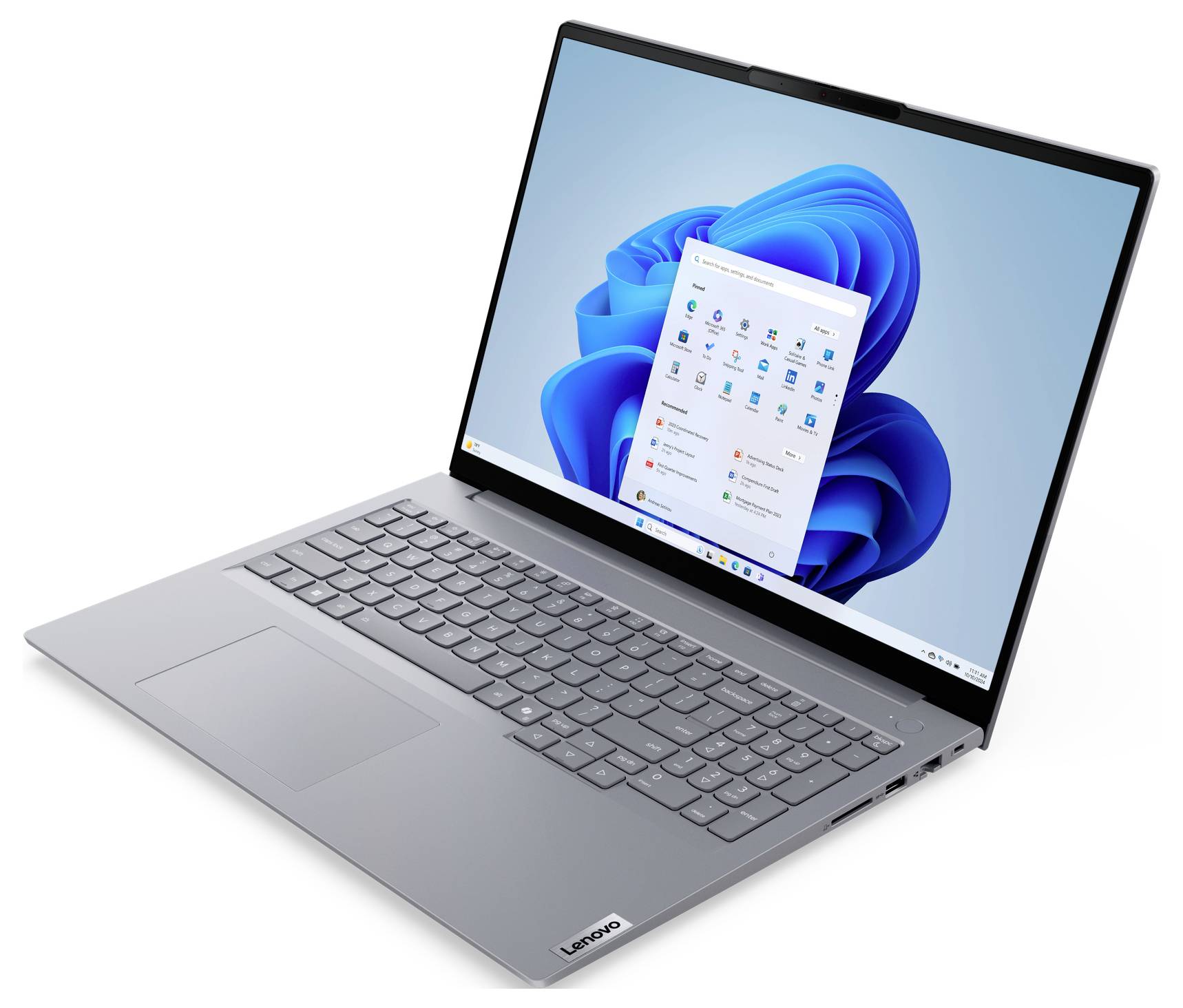 Silberner Lenovo-Laptop auf weißem Hintergrund geöffnet, zeigt den Windows-11-Desktop auf seinem Bildschirm.