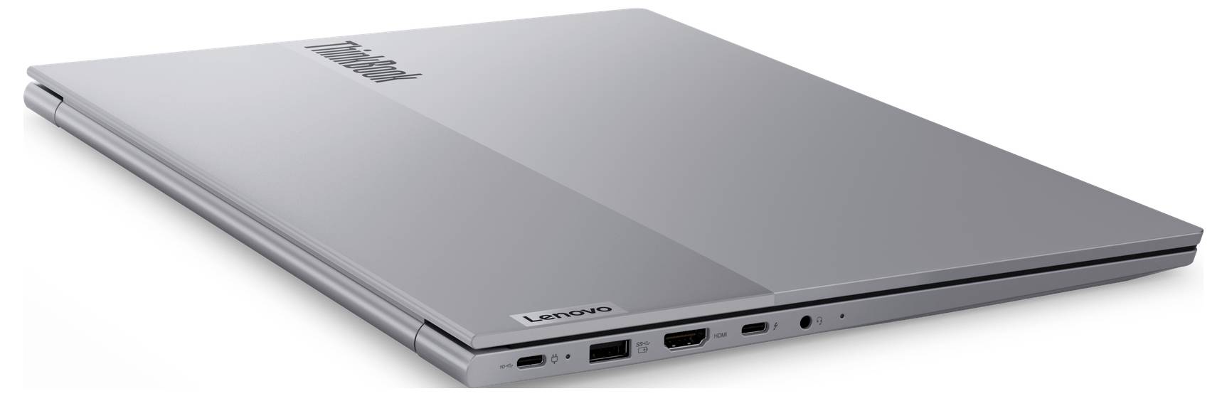 Geschlossener silberner Lenovo-Laptop in schräger Ansicht, der den Deckel, das Scharnier und die Seitenports hervorhebt.