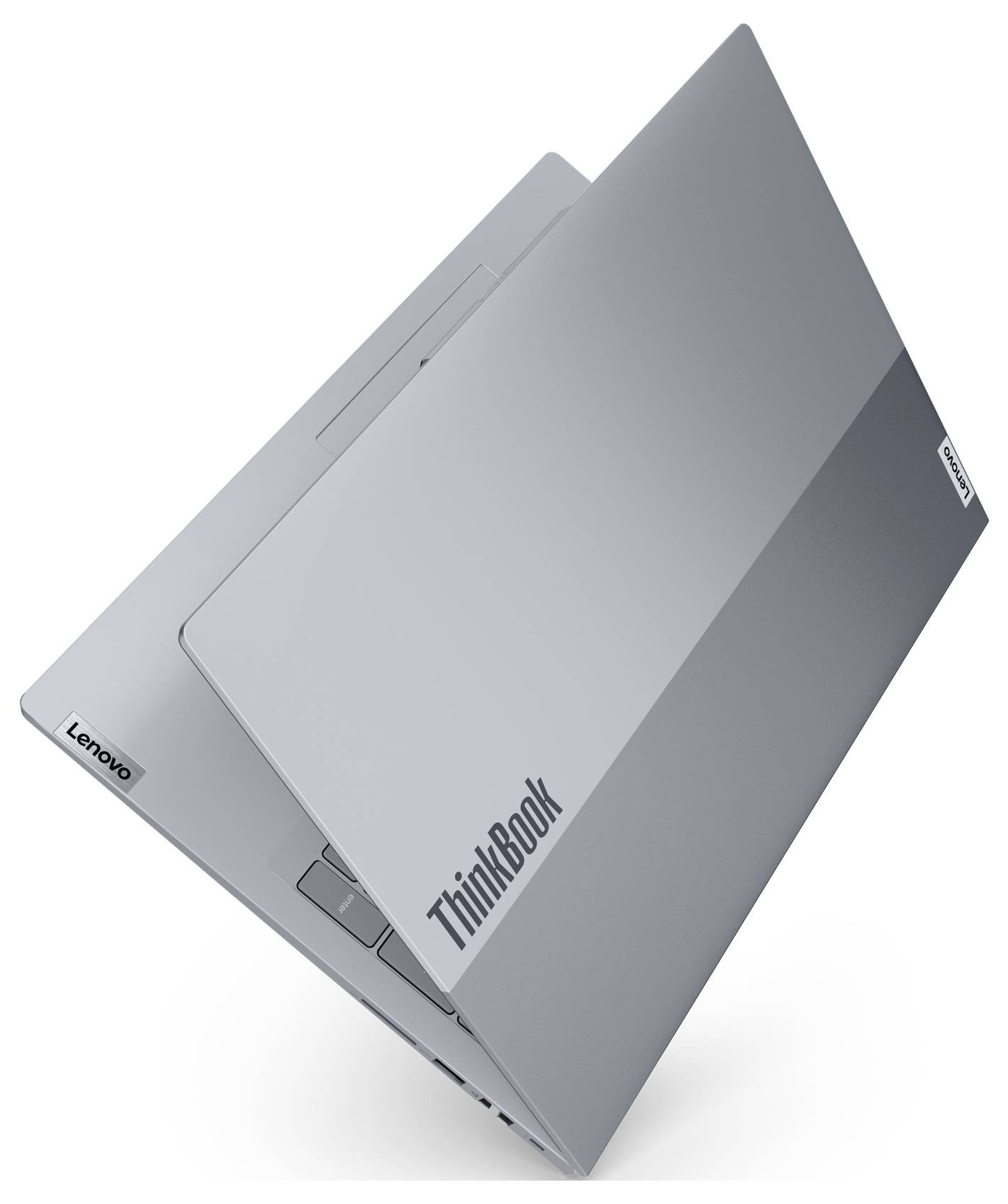 Geschlossener silberner Lenovo ThinkBook Laptop in schräger Ansicht auf weißem Hintergrund.