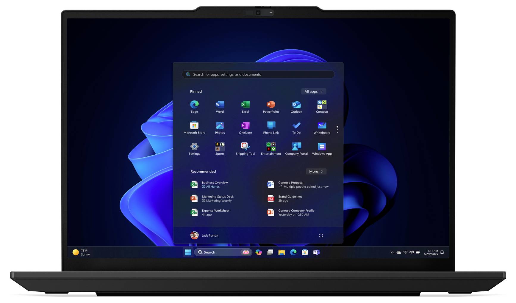 Ein Laptop, auf dem der Windows 11-Desktop angezeigt wird, mit geöffnetem Startmenü, das angeheftete Apps und empfohlene Dateien zeigt.