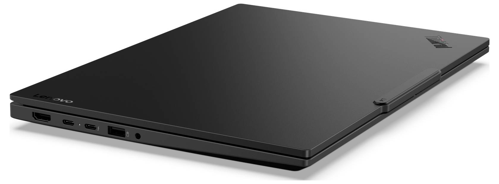 Geschlossener schwarzer Lenovo-Laptop, der in einem Winkel auf weißem Hintergrund gezeigt wird, mit sichtbaren Anschlüssen auf der Vorderseite und Logo auf dem Deckel.