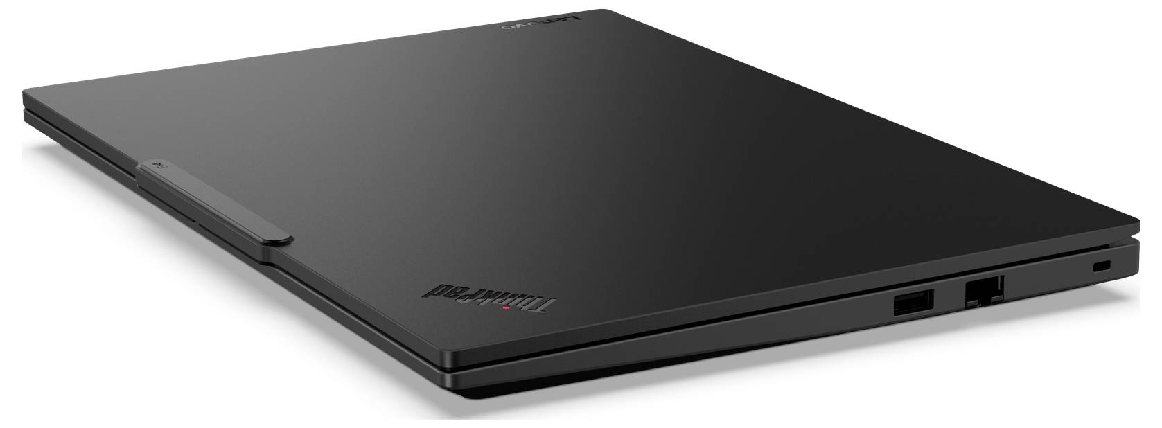 Geschlossener schwarzer ThinkPad-Laptop in einer Produktansicht aus flachem Winkel gezeigt, wobei das Lenovo-Logo auf dem Deckel sichtbar ist.