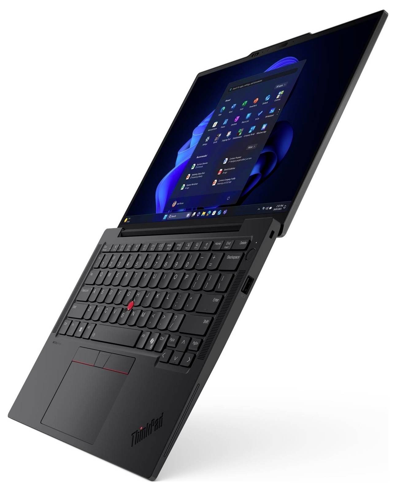 Ein schwarzes Lenovo ThinkPad Laptop in geöffneter Position im Schrägwinkel dargestellt, das einen Windows-Desktop auf dem Bildschirm zeigt und eine vollständige Tastatur mit TrackPoint.