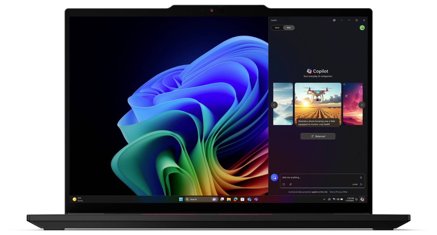 Windows 11 Laptop-Bildschirm aufgeteilt zwischen buntem abstraktem Hintergrundbild und Microsoft Copilot Chat-Panel mit Bildvorschlägen.