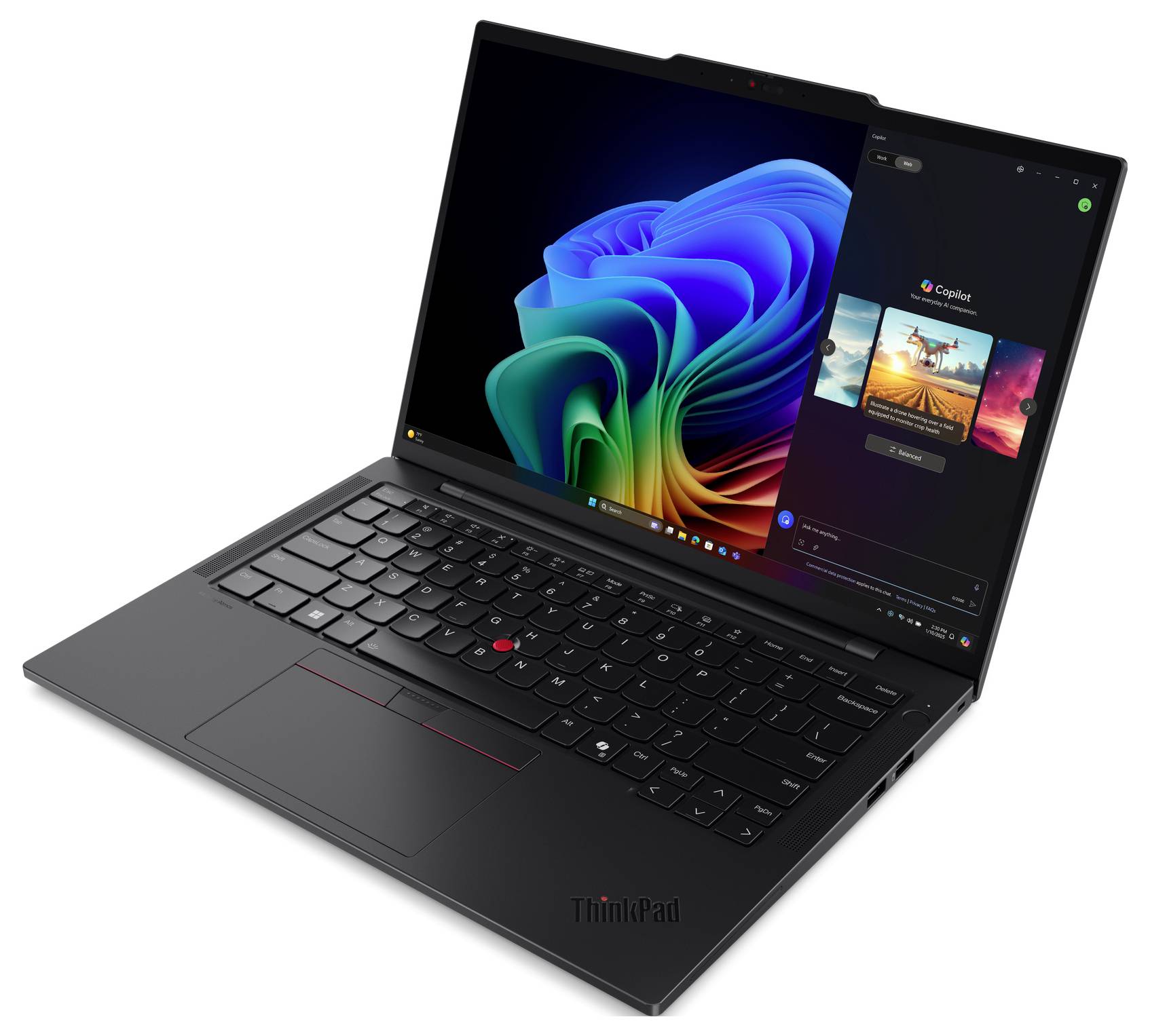 Schwarzer Lenovo ThinkPad-Laptop, schräg geöffnet, zeigt Windows-Desktop und Copilot-Seitenleiste auf dem Bildschirm.