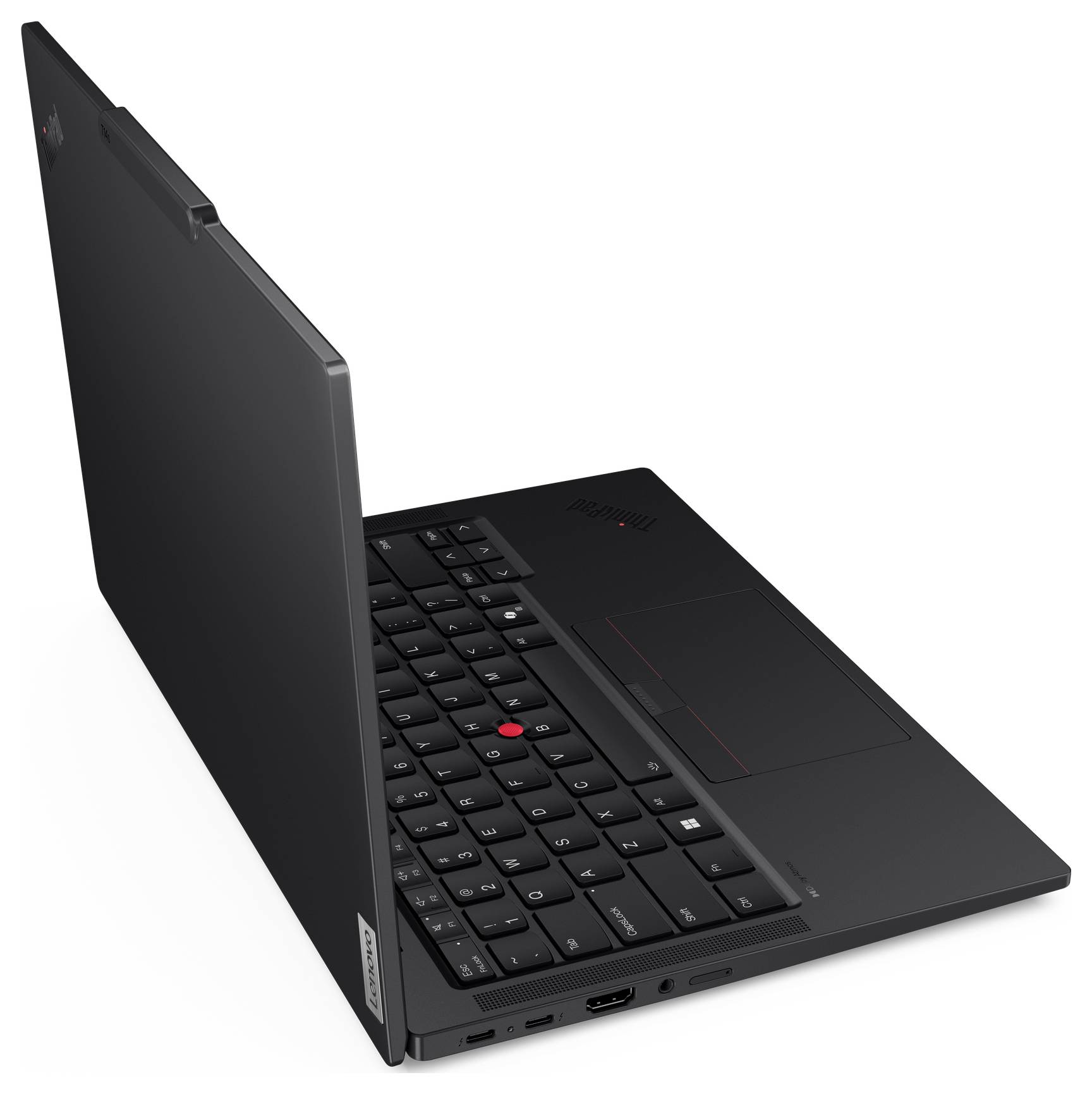 Schwarzes Lenovo ThinkPad-Laptop, das geöffnet in einem Winkel auf weißem Hintergrund angezeigt wird, mit sichtbarer Tastatur, Touchpad und rotem Zeigerstab.