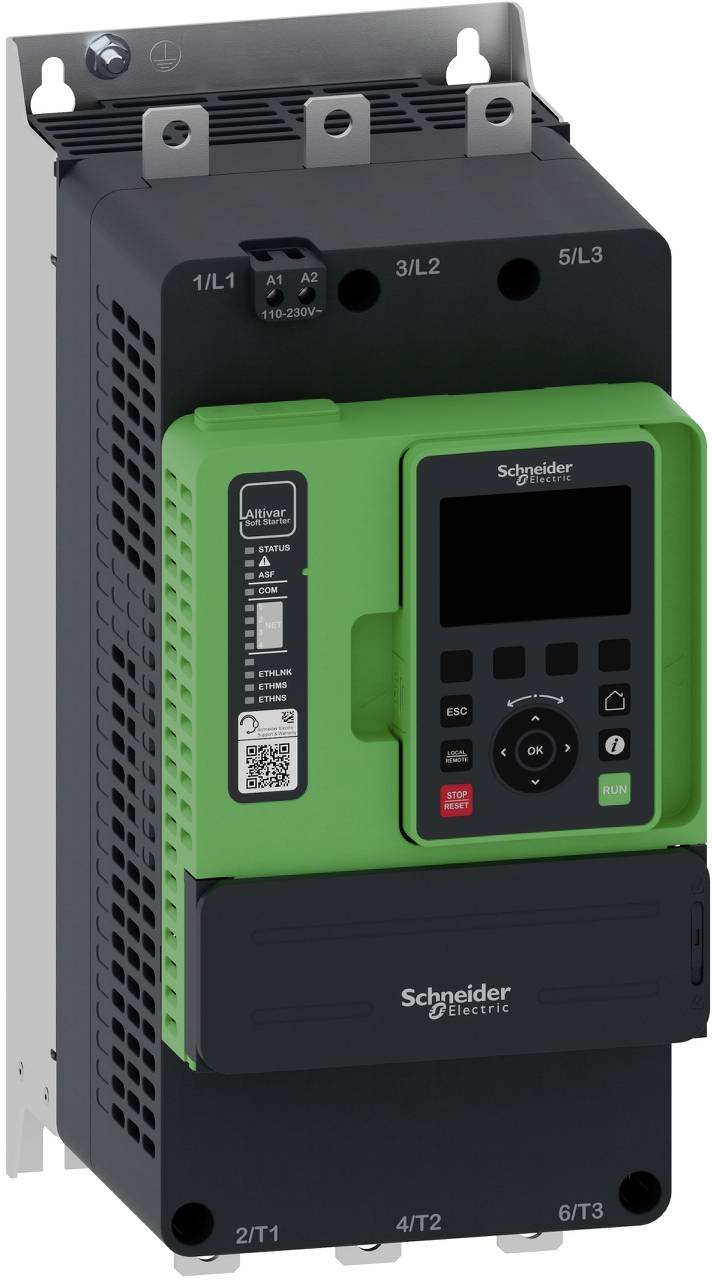 Schneider Electric Frequenzumrichter mit grünem Bedienfeld und Display, zeigt Anschlussetiketten und Statusschaltflächen auf einer schwarzen Industrieanlage.
