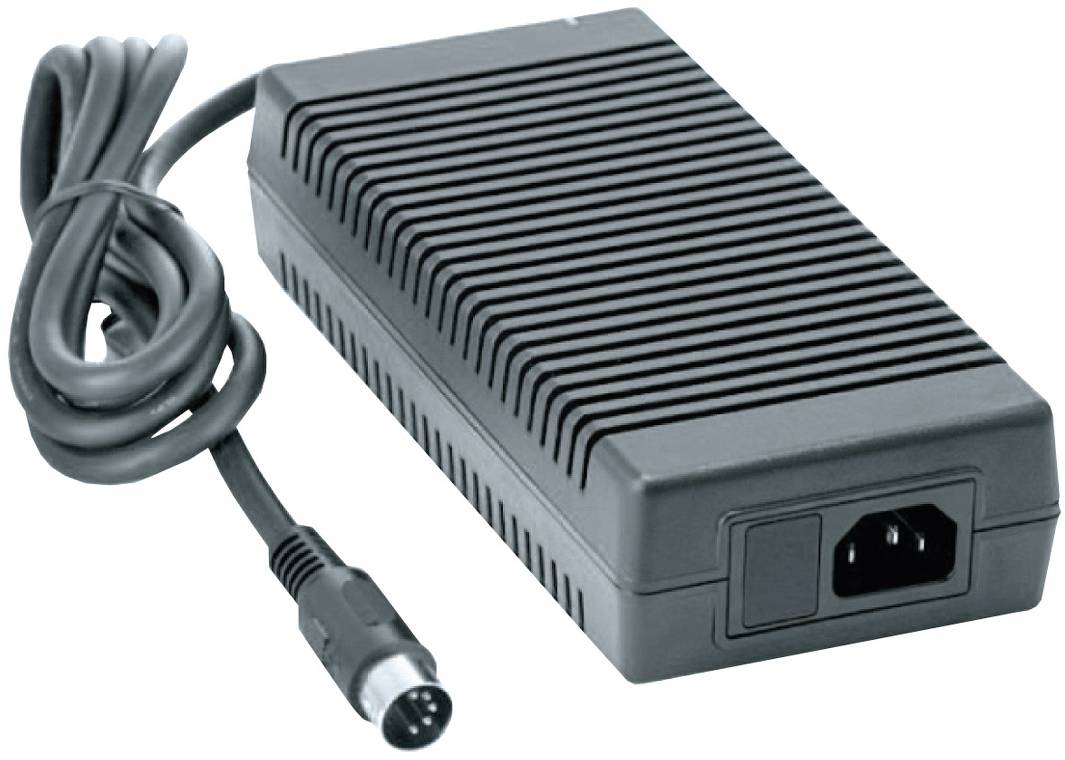 Schwarzes Netzteil mit Spiralkabel und rundem Stecker, auf weißem Hintergrund dargestellt.