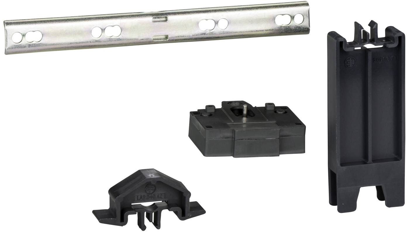 Verschiedene Kunststoff- und Metallmontagehardware-Teile für ein Schienen- oder Schienensystem, dargestellt auf weißem Hintergrund.